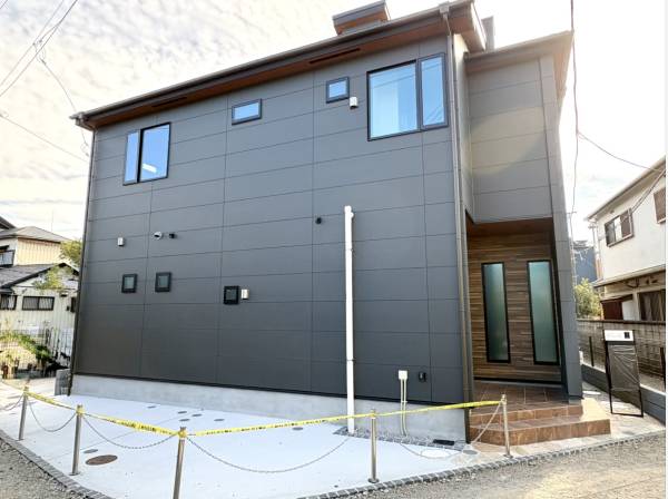スタイリッシュな外観の二階建て新築戸建。