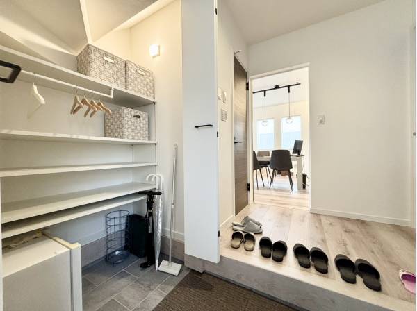 収納豊富な玄関スペース