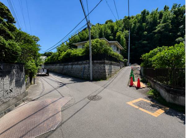 閑静な住宅街の一角。豊かな緑に包まれた穏やかな住環境が広がります。