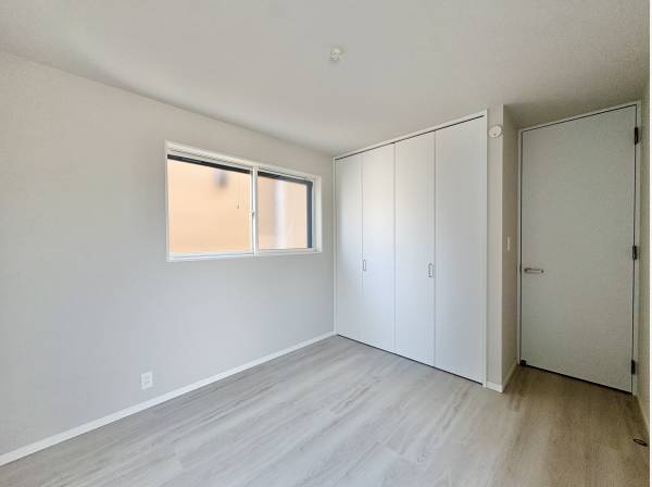 居室には爽やかな風をたっぷりと取り込み、気持ちの良い朝を迎えらます