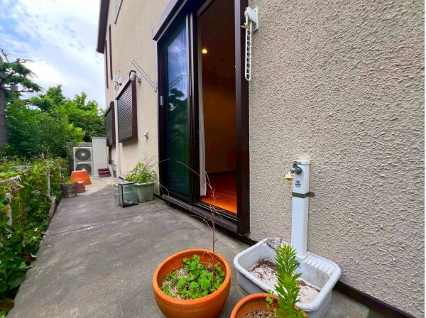 ベッドルームからはガーデニングにもぴったりなお庭に出ることができます