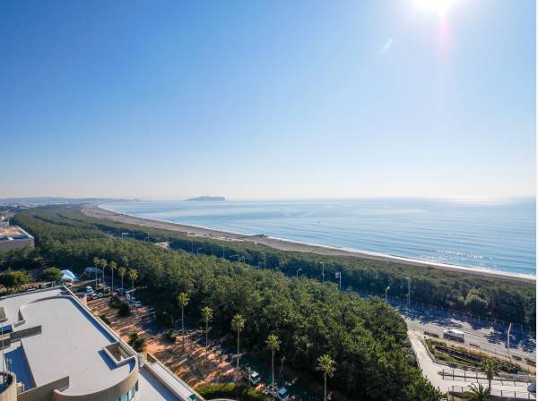 大らかな湘南の海まで歩いて２分というロケーション(約120ｍ)