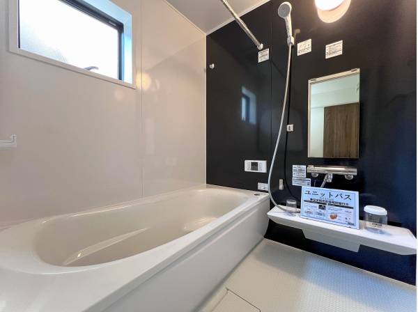 モノトーンの落ち着いたバスルームで1日の疲れをリフレッシュ♪