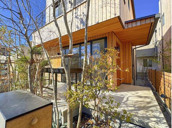 低層住宅地域ならではの空の広さと日当たり。湘南に馴染む自然素材の家。