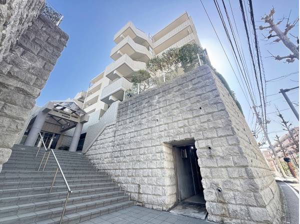 重厚な石壁の上に佇むタイル張りのレジデンス