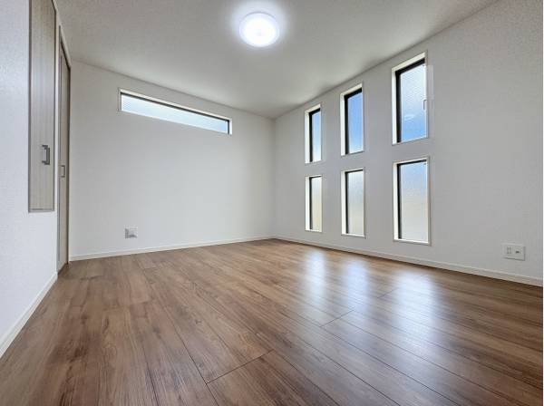 たくさんの窓から光の入る明るいお部屋