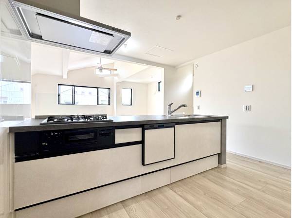 オープンキッチンは食洗機と浄水器付き