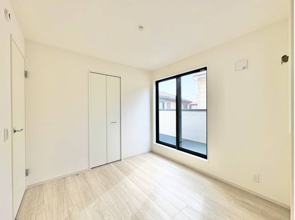 居室からバルコニーに出ることもできとても明るい空間です。