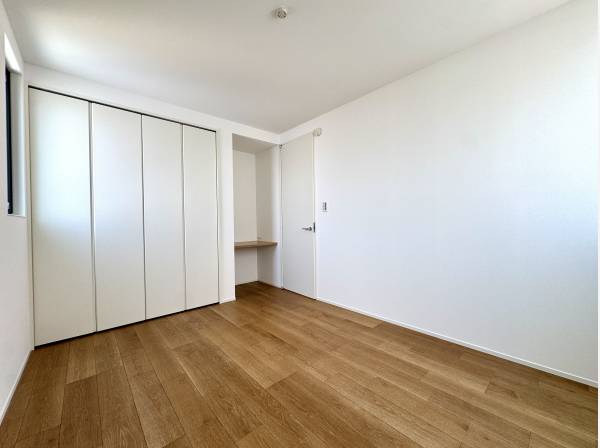 各部屋に大型クローゼットを設置されています