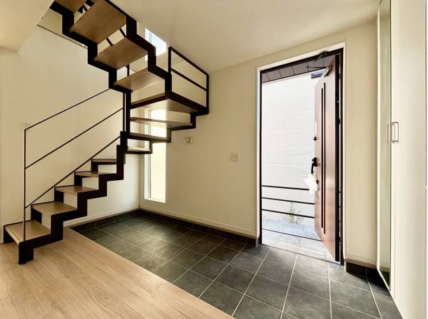 エントランスは広々！抜け感のある階段も素敵ですね！
