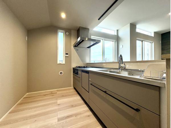 作業スペースもゆったりの対面式システムキッチン