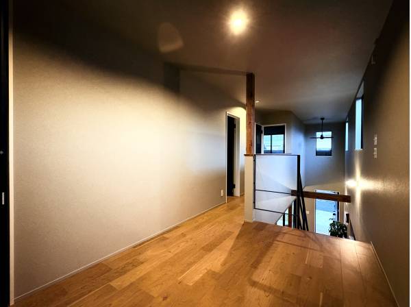  抜け感が心地いい、余白のある2階フロア