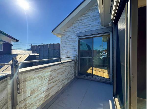 バルコニーは２部屋から出入りできます。