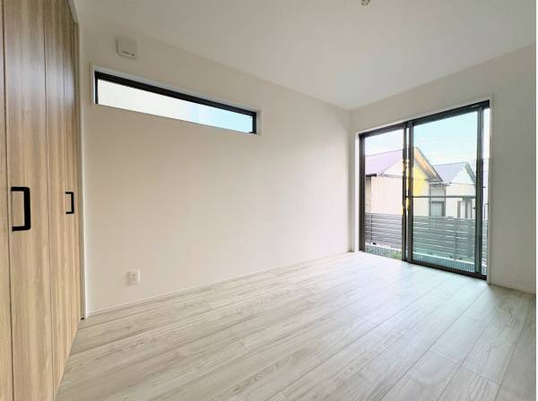 約6帖の洋室、クローゼットも完備しています