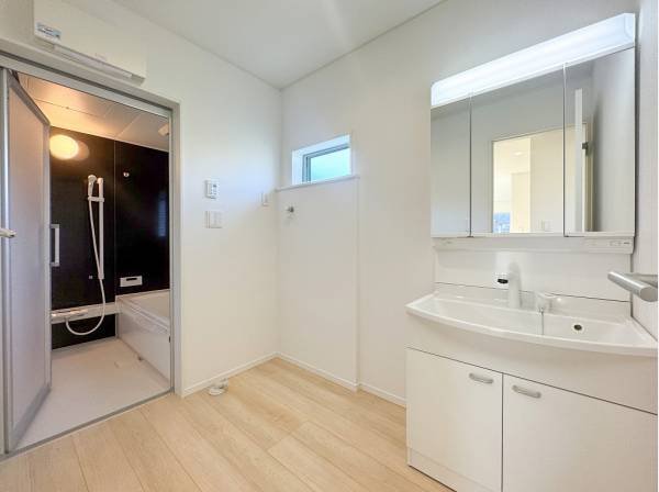 収納ケースなども置けそうなゆとりあるランドリールーム