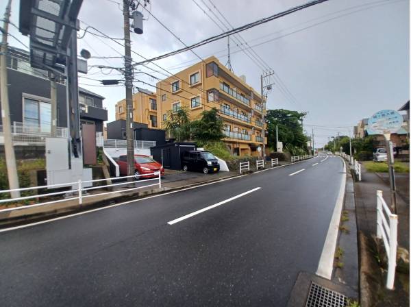 前面道路①　写真右側に停留所が見えますが、なんと敷地の目の前！