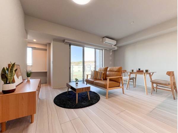 リビングダイニングは床暖房が完備され冬も暖かく過ごせます