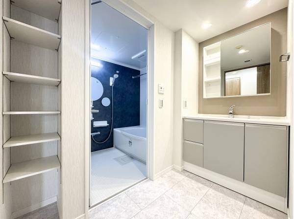 収納が多く使い勝手の良いパウダールーム