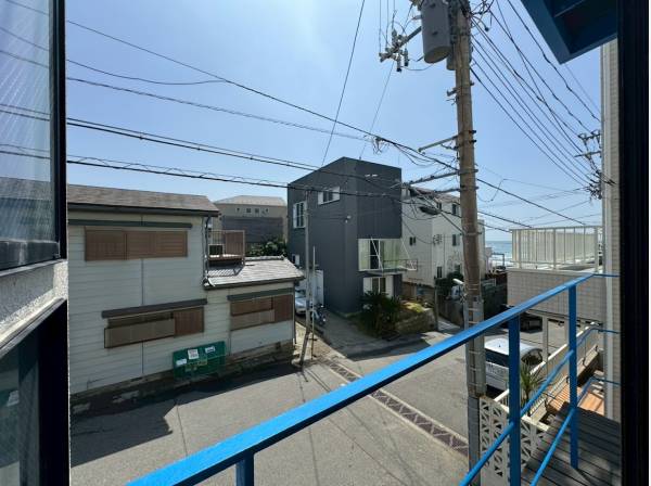 バルコニーからは材木座海岸を望みます