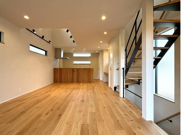 素材のぬくもりと開放感が、家族の時間を包み込みます