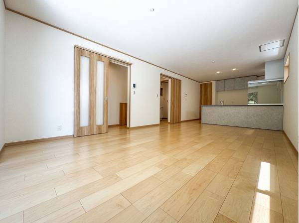 多彩な窓から注がれる心地よい自然光がリビングを包みます