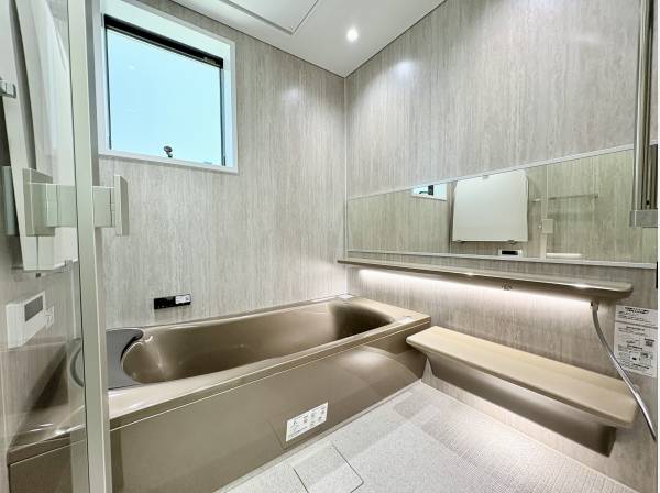 明るいバスルーム