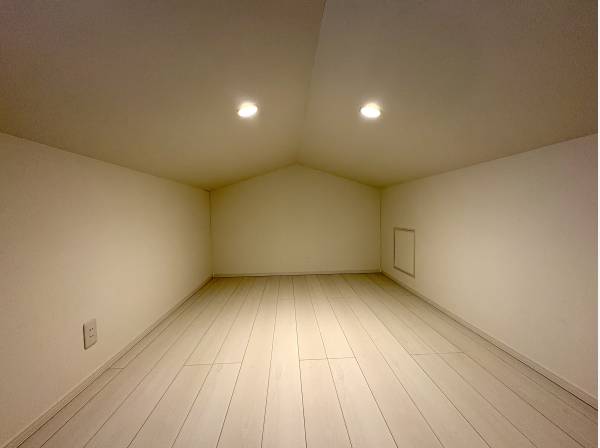 季節物をまとめて収納できる小屋裏空間