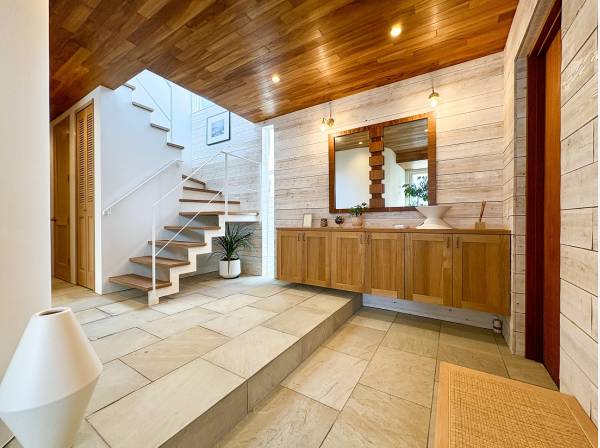 光のラインが視線を誘う開放感とぬくもり溢れるエントランス