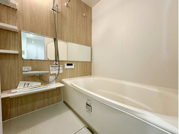 白と明るいウッド調の清潔感ある水回り