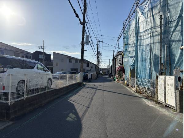 前面道路も約５．５ｍと広さがあり大きな車でも安心