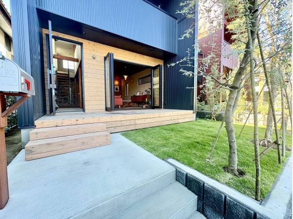 玄関から繋がるお庭でゆっくりお過ごし頂けます。