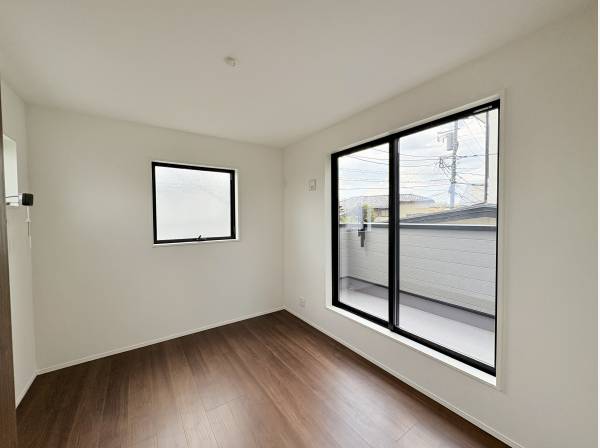 バルコニーと繋がった洋室