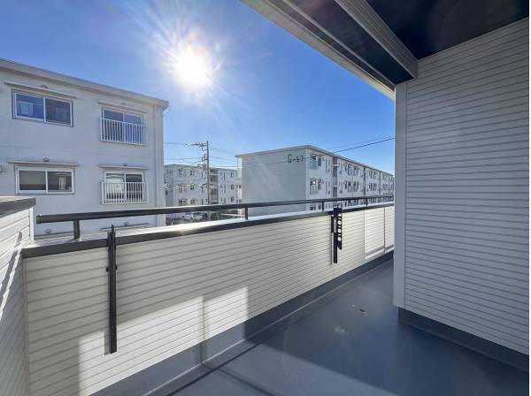 奥行きあるバルコニーは大きな寝具ものびのび干せそう