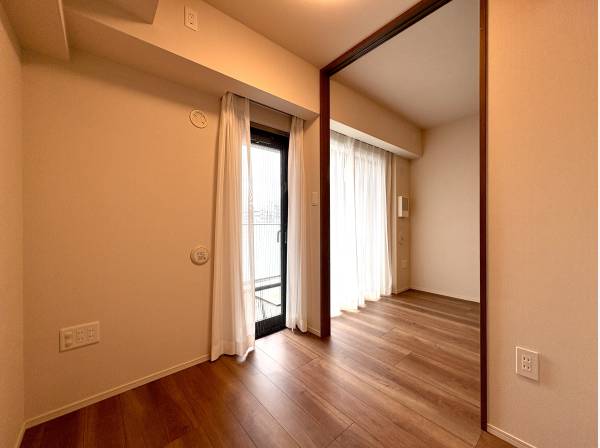 リビングから繋がる洋室です。