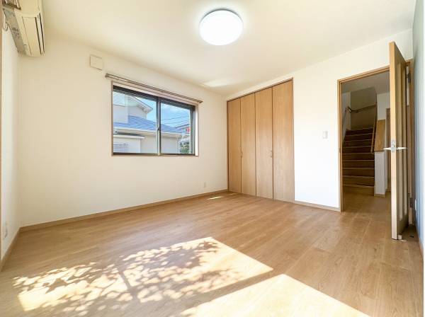 ぽかぽかと暖かな自然光が心地よい二面採光のお部屋