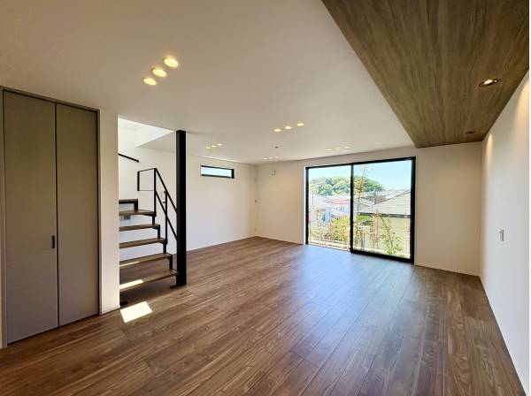 リビングの窓からはお庭スペースに行き来可能！