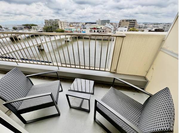 バルコニーからは海が見えますよ。