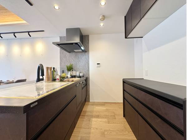 収納力と美しさを兼ね備えた使いやすいキッチン
