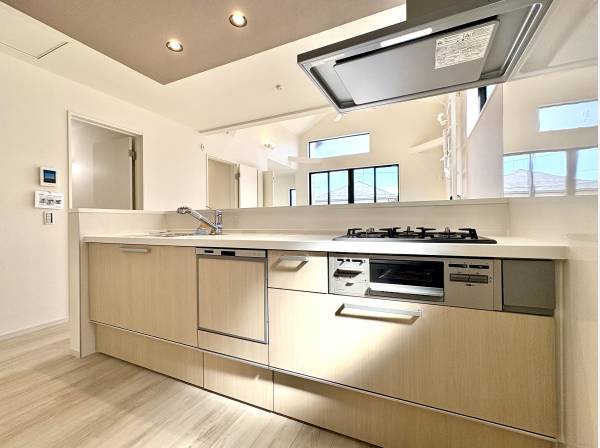 対面式システムキッチンは食洗機と浄水器付き