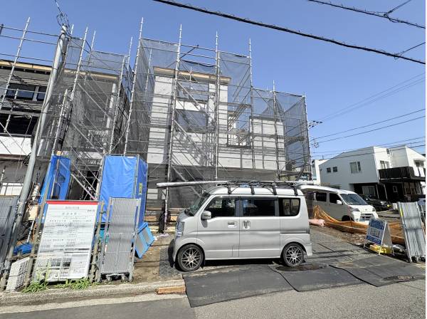 前面道路は約4.5mと駐車に嬉しい広さ