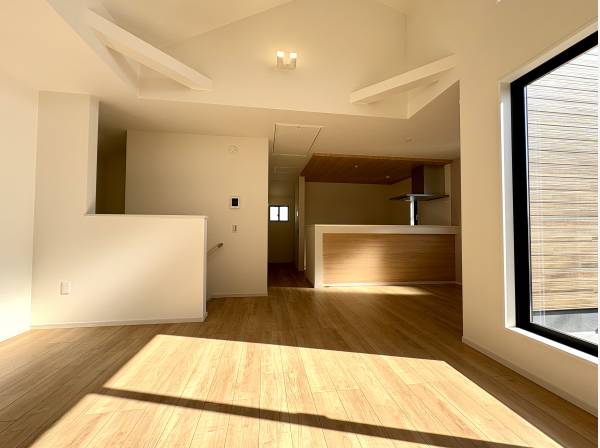 柔らかな光が奥まで届き、住まい全体に心地よいぬくもりが広がるLDKです