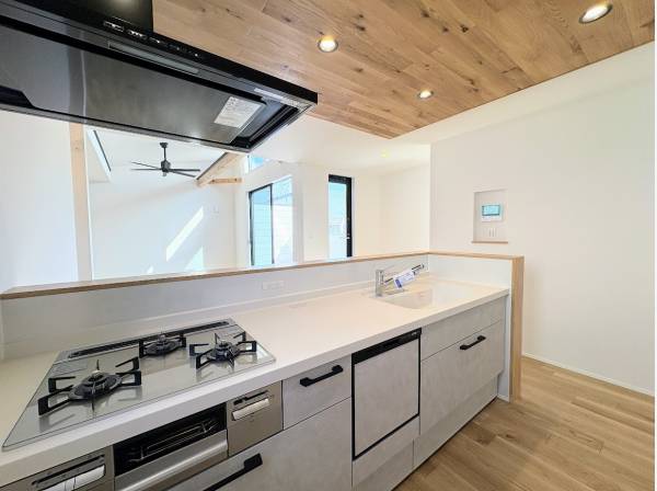 家族の顔が見える対面式キッチン