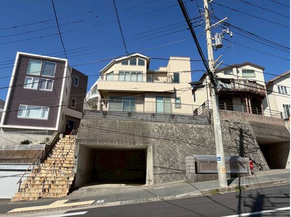 インナーガレージも備えた高台の邸宅！いかがでしょう！