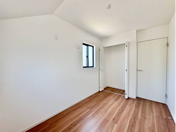 各居室には収納力のあるクローゼットを完備しております