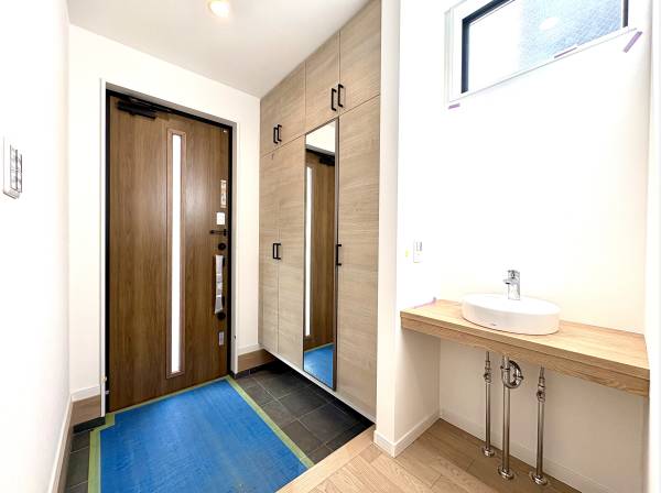 手洗いカウンター付きの玄関スペースは収納たっぷり