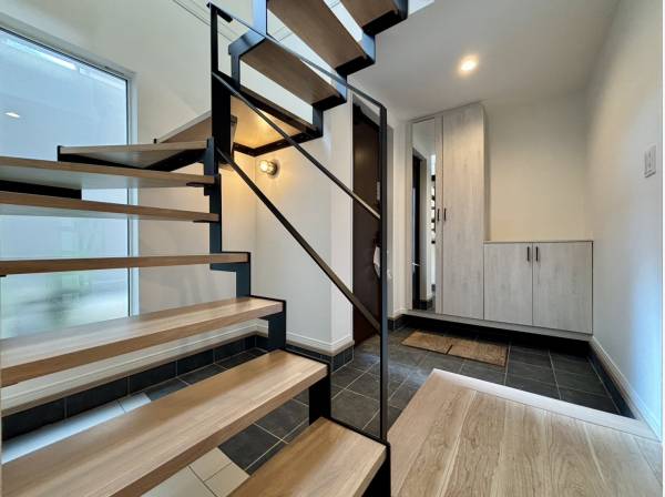 スケルトン階段を使用しており、空間が広々と感じます。