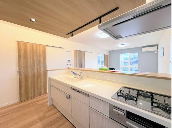 部屋全体を見渡せる対面キッチン