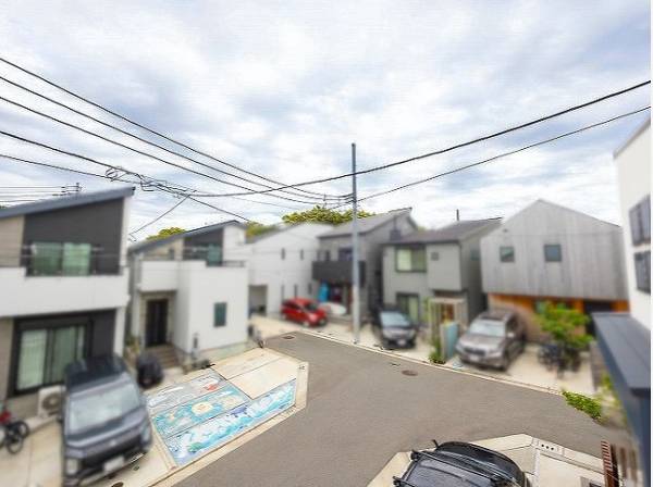 車通りが少ない閑静な住宅街で自然も多い住環境です