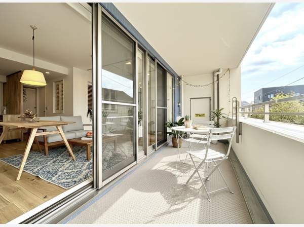 奥行き2mのバルコニーはシンク付き、家具等はCGで作成しています。