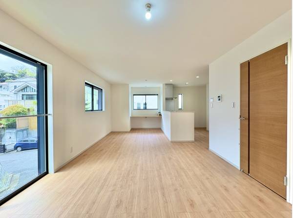 陽光差しこみリビングで家族団らんのひとときをお過ごしください